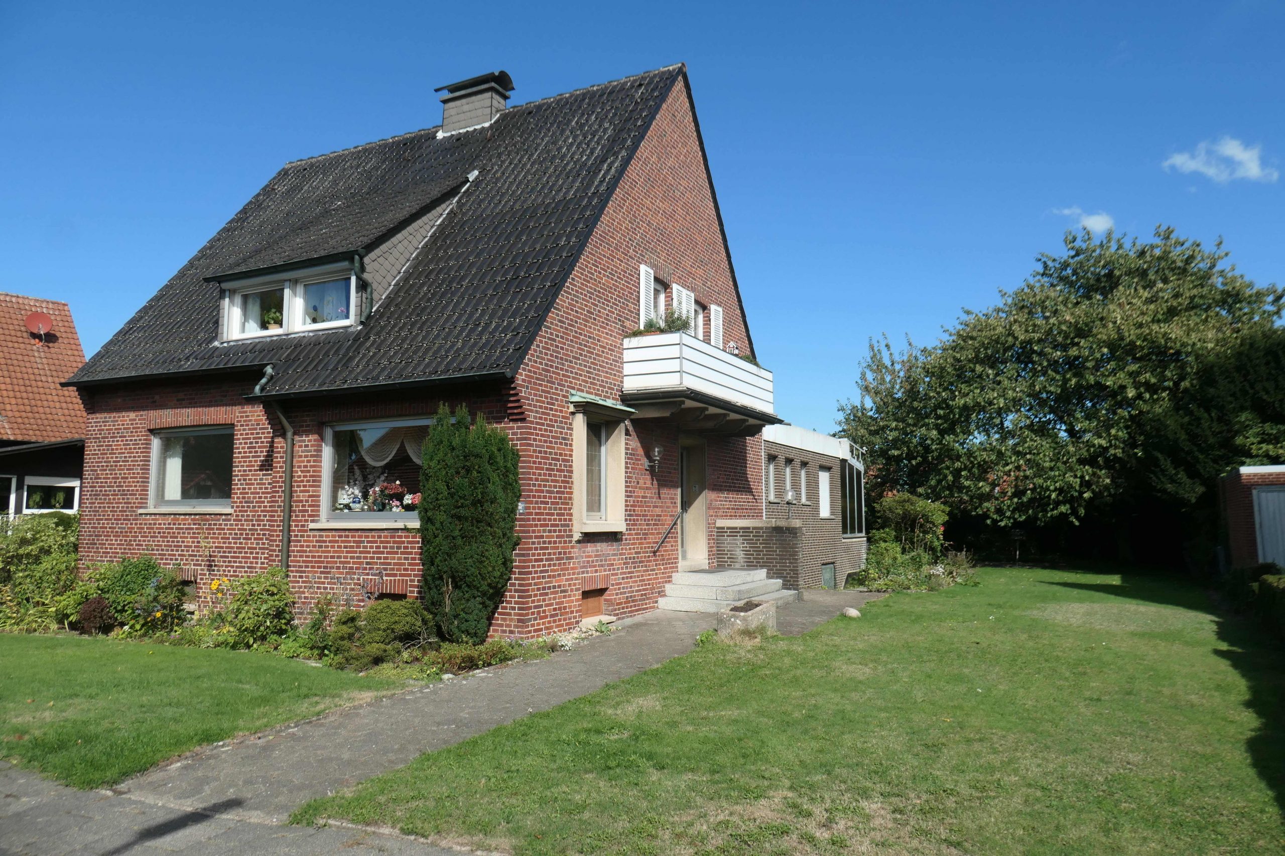 Zweifamilienhaus mit Wintergarten in Münster-Amelsbüren - Frontansicht Zweifamilienhaus mit Wintergarten in Münster-Amelsbüren - Frontansicht