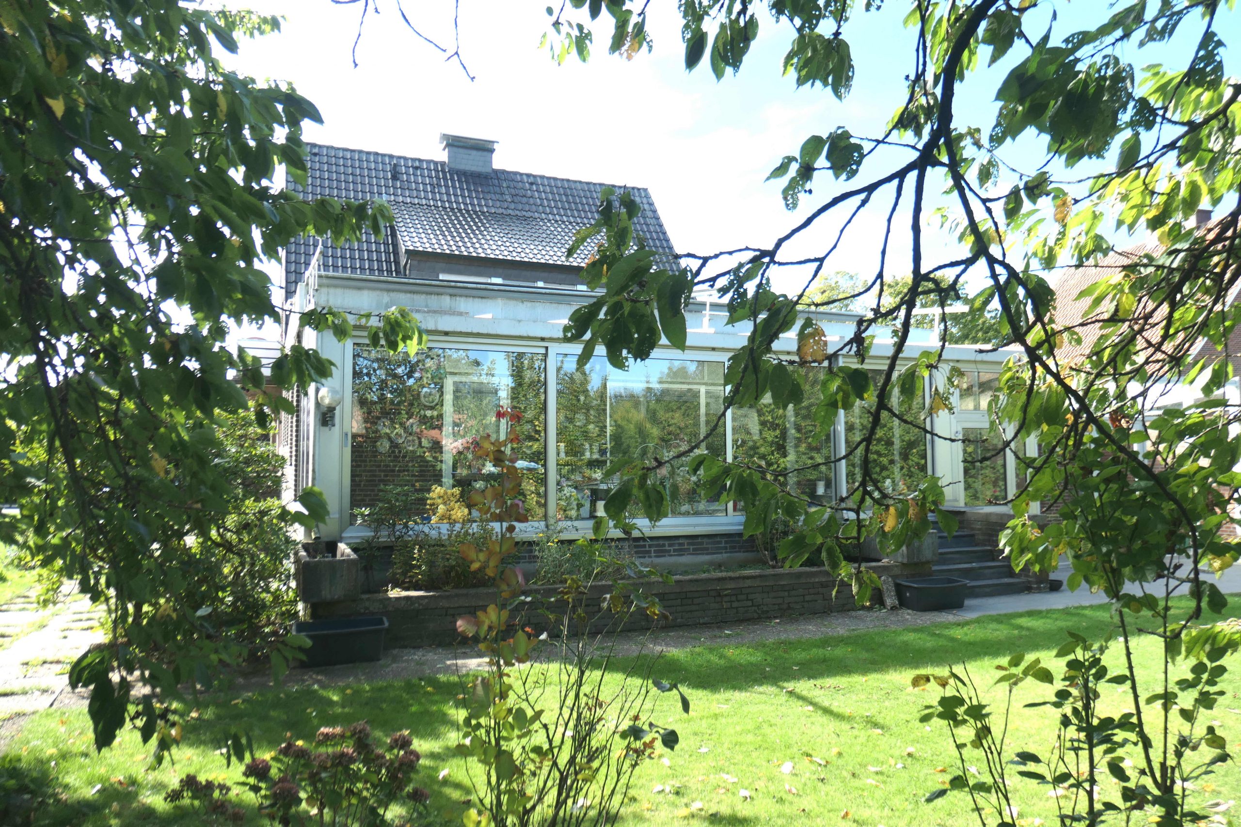Zweifamilienhaus mit Wintergarten in Münster-Amelsbüren - Gartenansicht mit Wintergarten Zweifamilienhaus mit Wintergarten in Münster-Amelsbüren - Gartenansicht mit Wintergarten